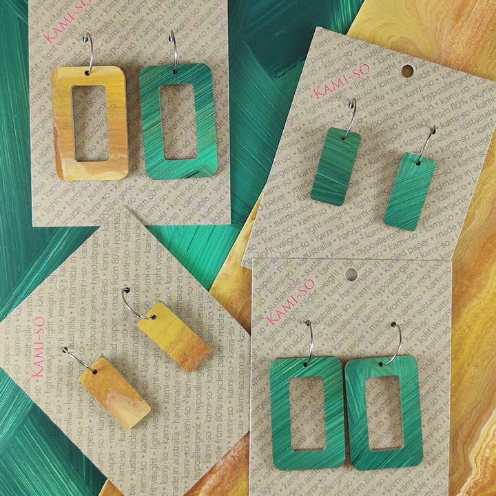 Boucles d'oreilles rectangulaires réversibles en papier recyclé - Green Swipe/Doré pour la vente par Kami-so