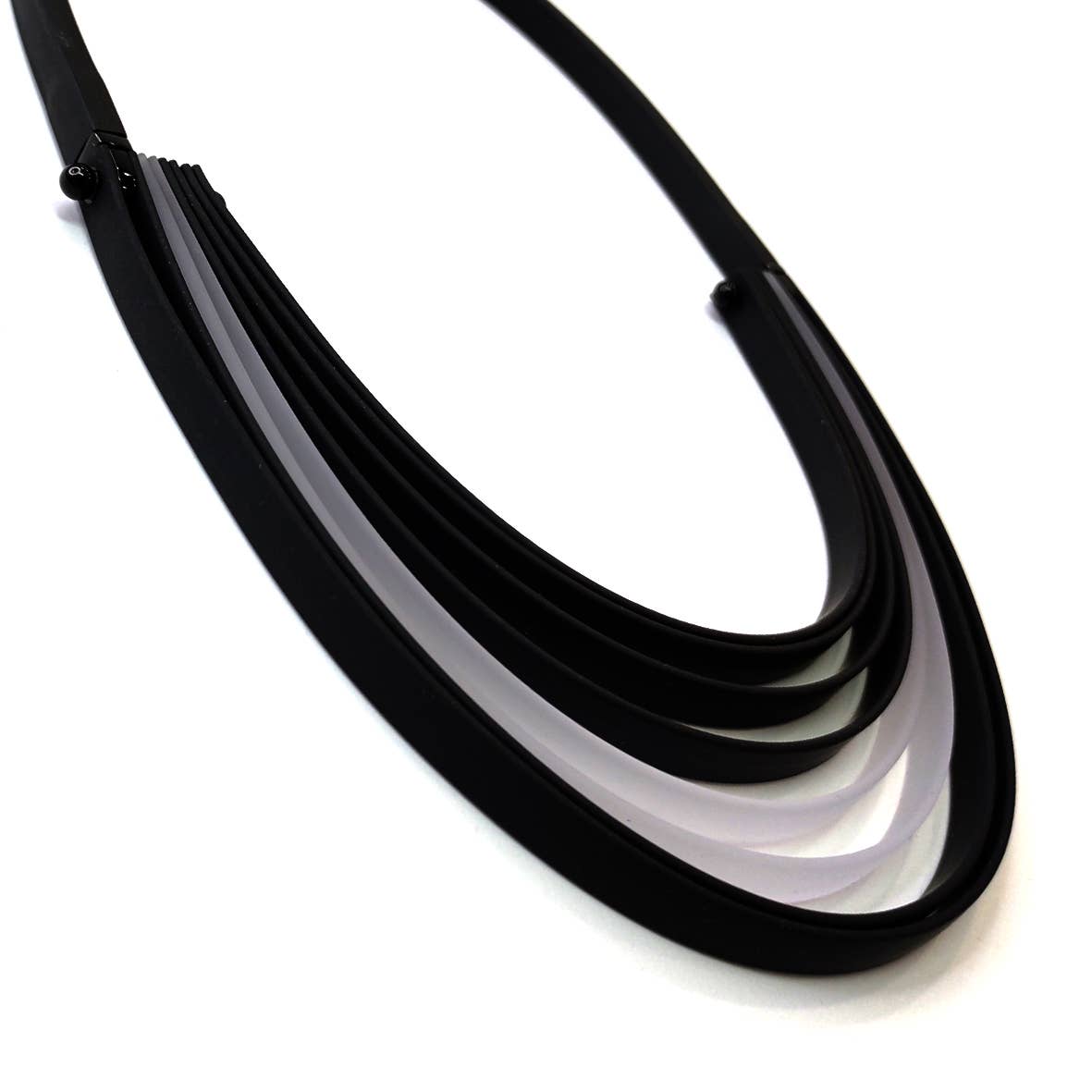 ALEX+SVET – Großhandel Statement-Halsketten – LYLYA Statement Halskette aus Gummi, INFINITE Linie7