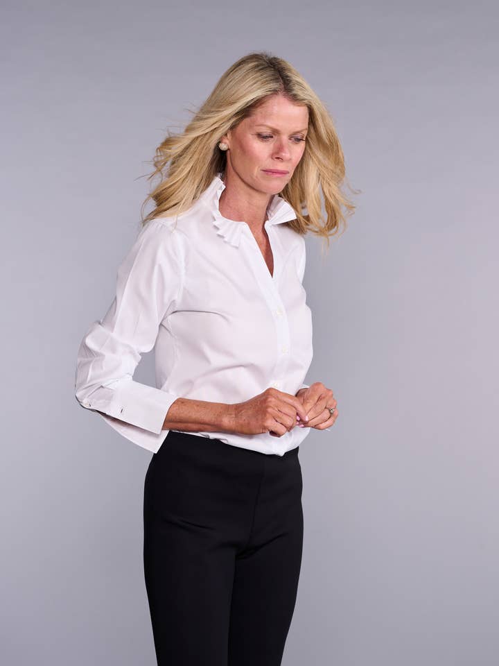 Den plisserede League-bluse i skarp hvid (let at pleje) for engroshandel hos Claridge + King