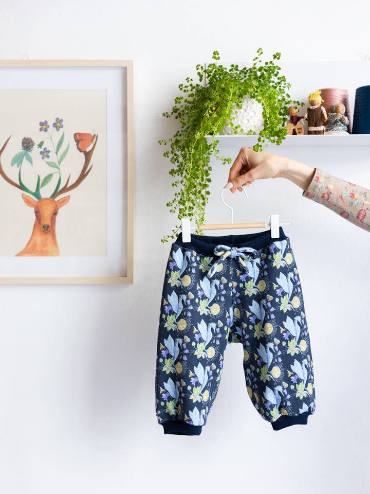 'Hüpfendes Seepferdchen' Babyhose | marineblau für den Großhandel von aesthete-kidswear