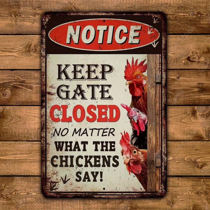 Game Time Prints - Vendita all'ingrosso Cartelli - Targa in metallo stile vintage « Keep The Gate Closed No Matter What The Chickens Say » per pollaio con gallina e gallo1