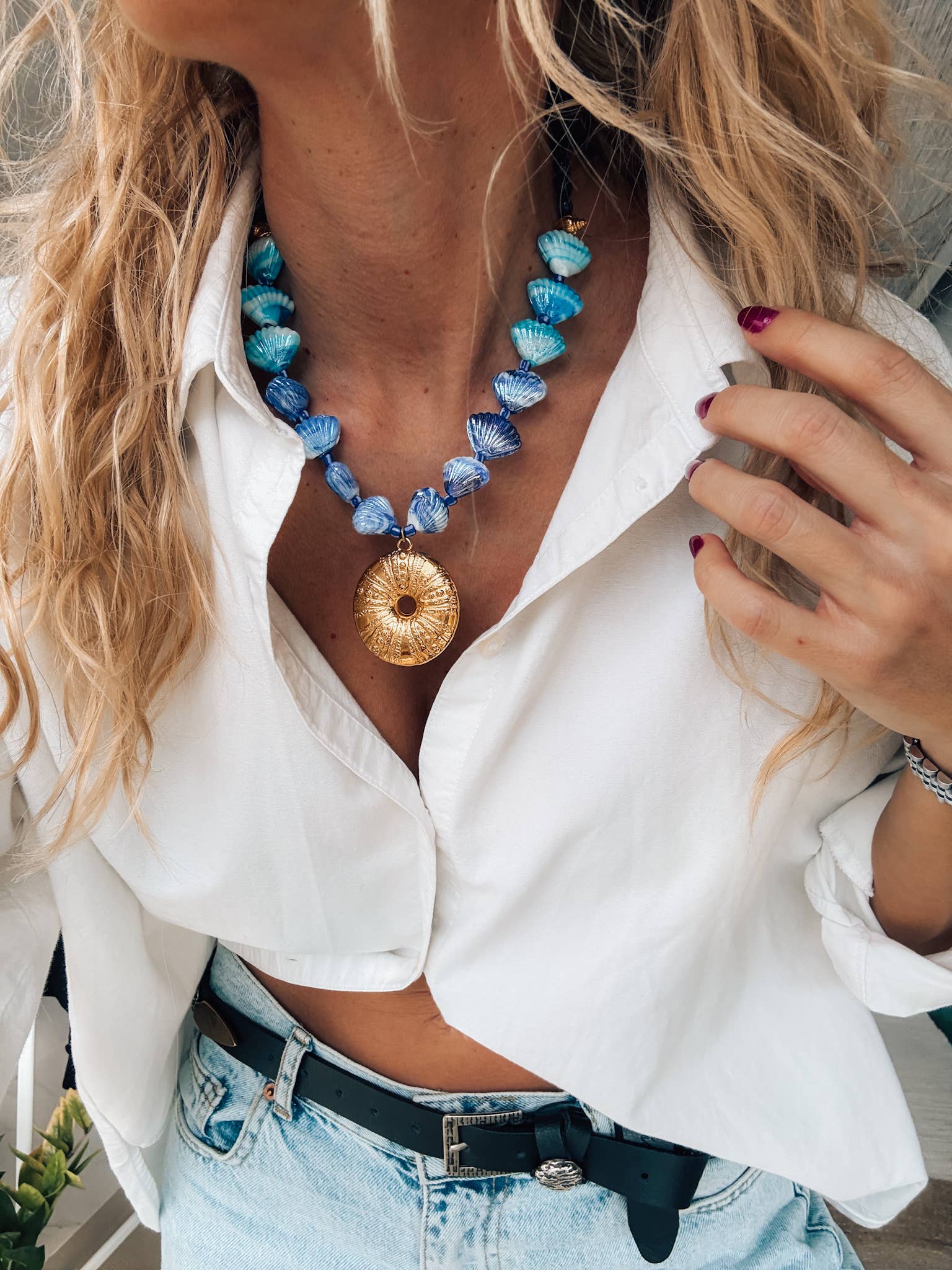 Goupi – Großhandel Kette mit Anhänger/Charm – Große statement Halskette mit goldenem Seeigel in Blau2