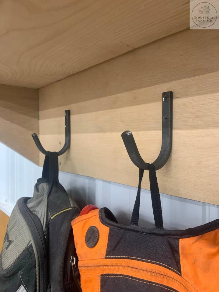 Os Ganchos de Parede Kenny Metal por atacado de Industrial Farm Co
