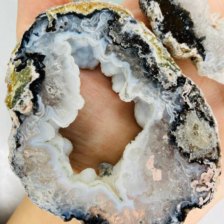 Celestial Avenue – wholesale Spiritual stone/crystal – Trancas Geode Slice