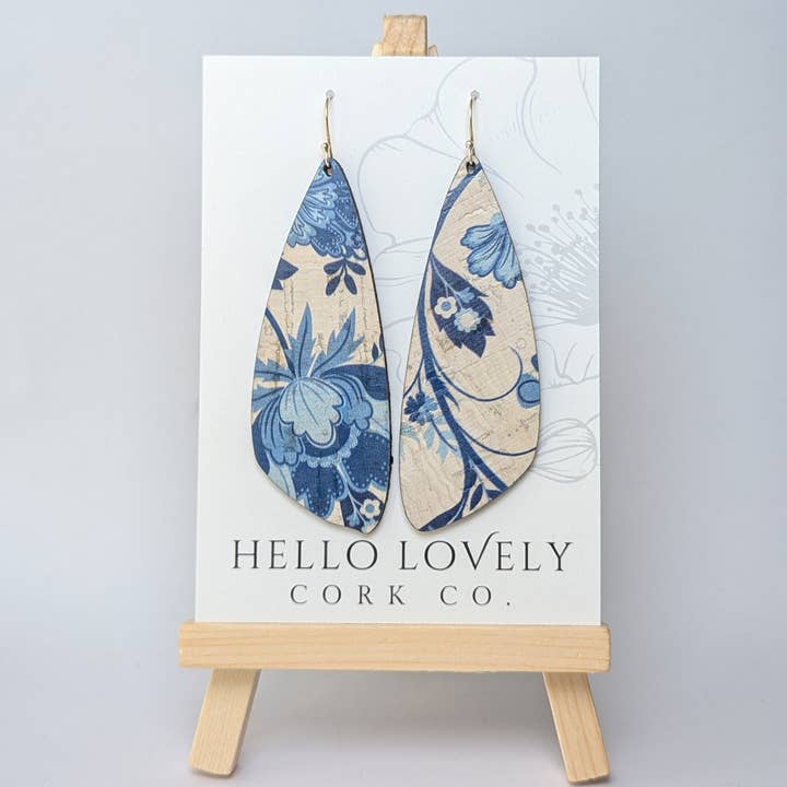Hello Lovely Cork Co. - Venta al por mayor Pendientes colgantes - Pendientes de Corcho Florales Azul y Blanco - Ala Grande