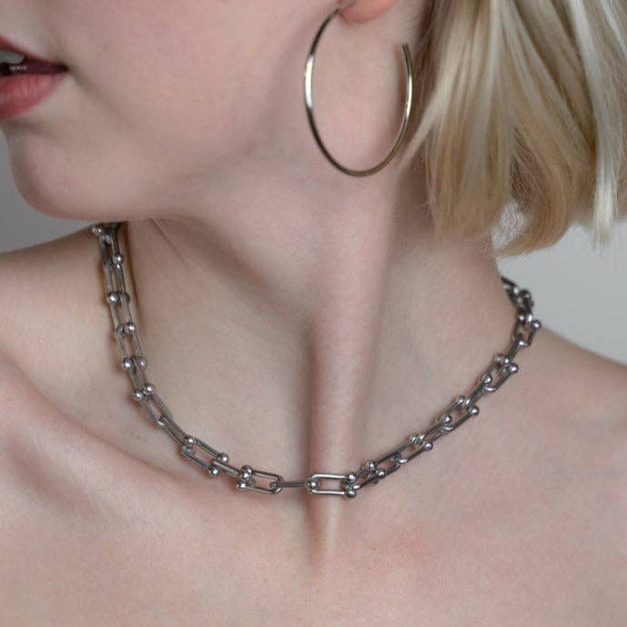 The Sis Kiss - Wholesale Link & Chain Necklace - Graduated Chain Link Necklace in Matte Silver1