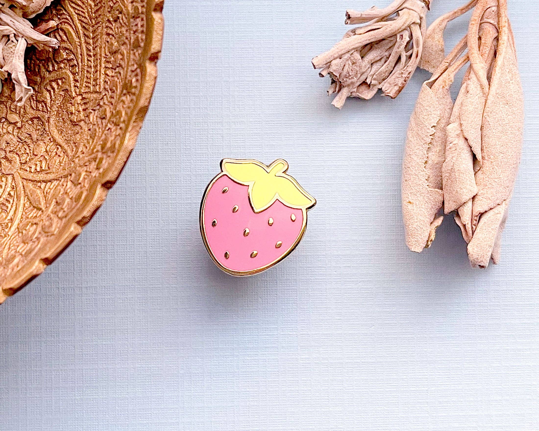 Alum and Ink - Vendita all'ingrosso Spilla da bavero - Mini graziosa spilla smaltata a fragola4