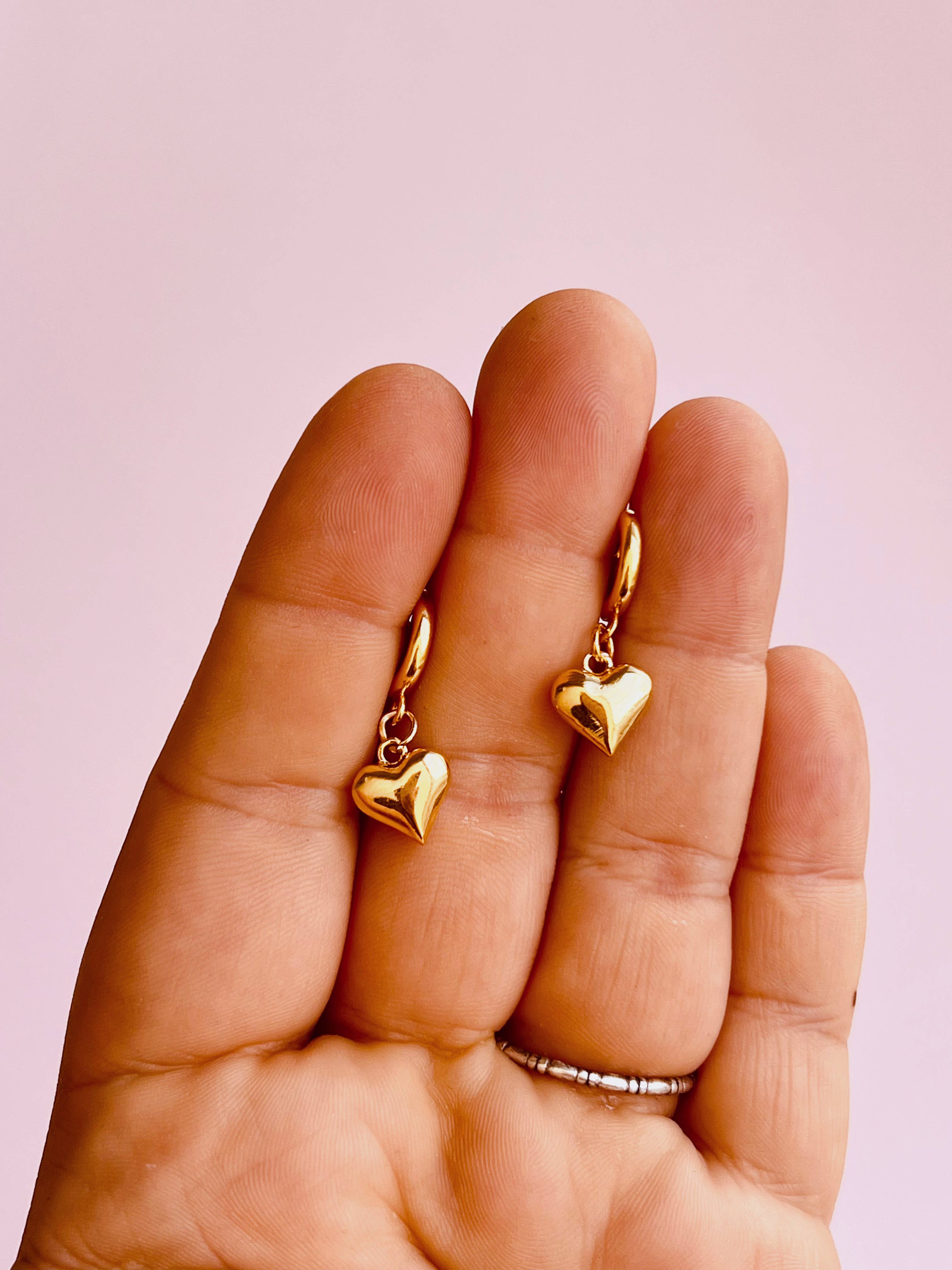 Golden Hour Designs - Vendita all'ingrosso Orecchini a cerchietto - Orecchini Huggie vintage a forma di cuore, per San Valentino, carini e alla moda0