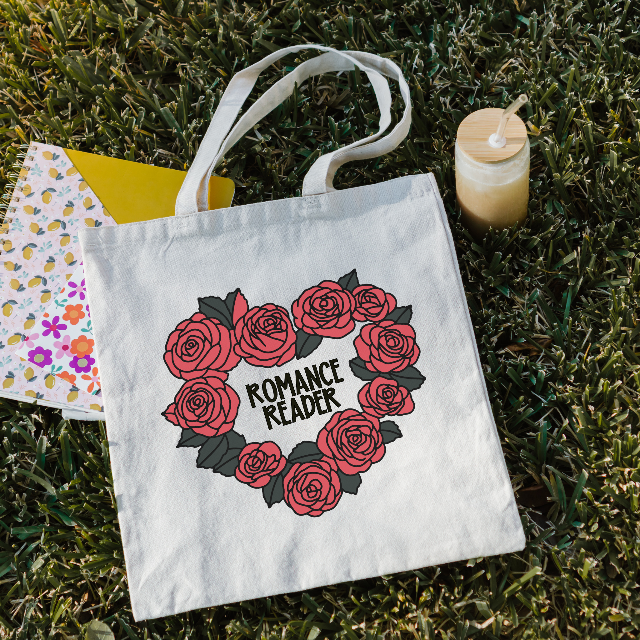 Literari Goods, Co | Book Themed Candles + Gifts – Engroshandel Tote bag - Dame – Romantiklæser | Muleposer | Læsergave til Valentinsdag1