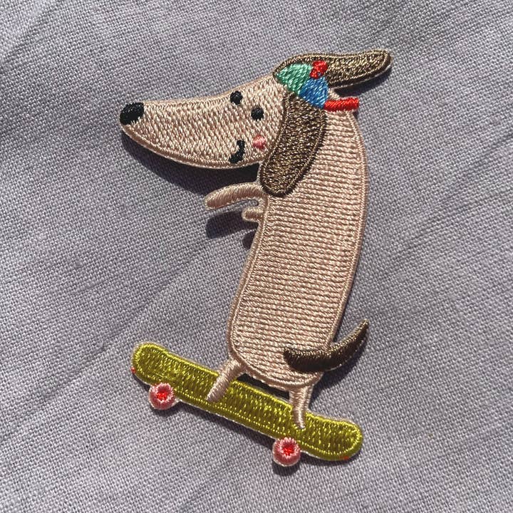 Remendo de ferro Dachshund em skate – Emblema para crianças por atacado de Hannahs Firlefanz