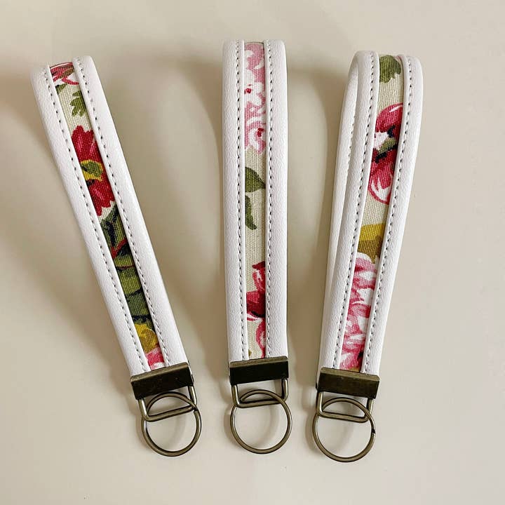 Porte-clés vintage en similicuir à fleurs pour la vente par Crimson + Scarlett
