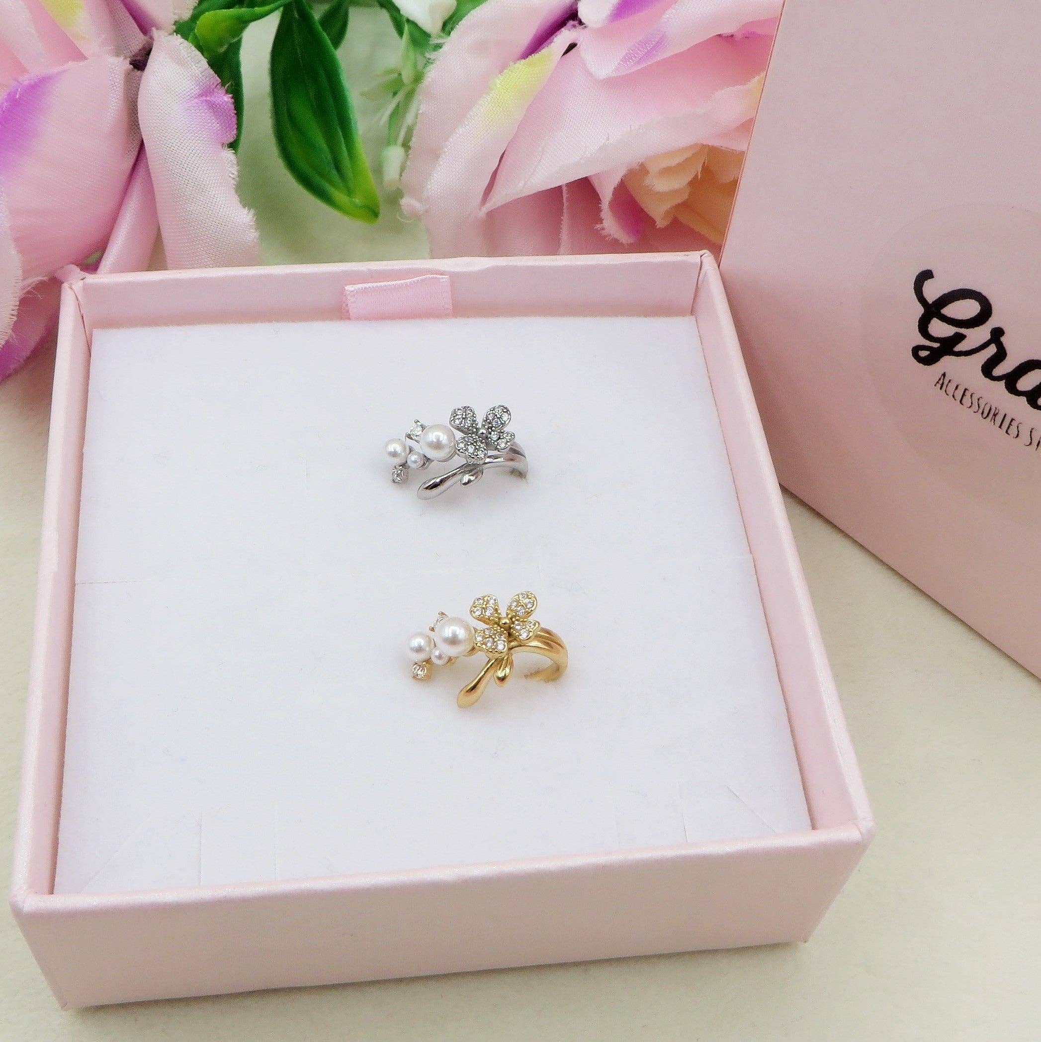 Daemon srls - Vendita all'ingrosso Orecchini ear cuff/ear wrap - AMARYLLIS PEARLS EARCUFF ~ Orecchino in acciaio inossidabile senza buco con fiori, perle e cubic zirconia3