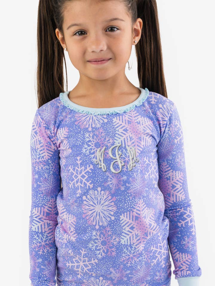 Bleu Ensemble de pyjama à manches longues avec volants et flocons de neige scintillants en coton modal pour filles SoftSnooze™ en vente sur Faire5