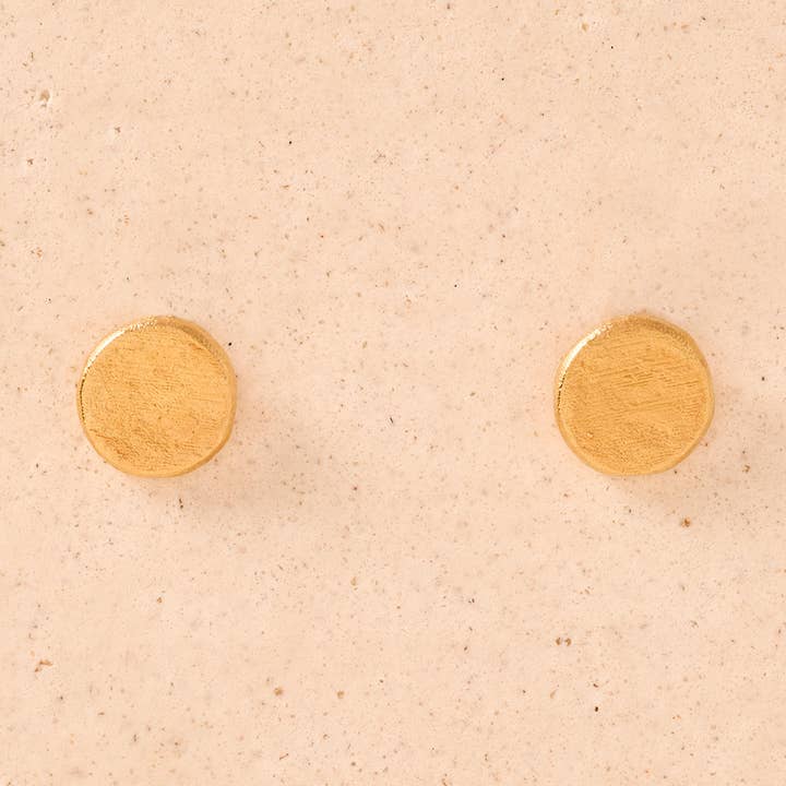 Boucles d’oreilles puces Inaya | Bijoux dorés étanches pour la vente par Agapée Jewelry