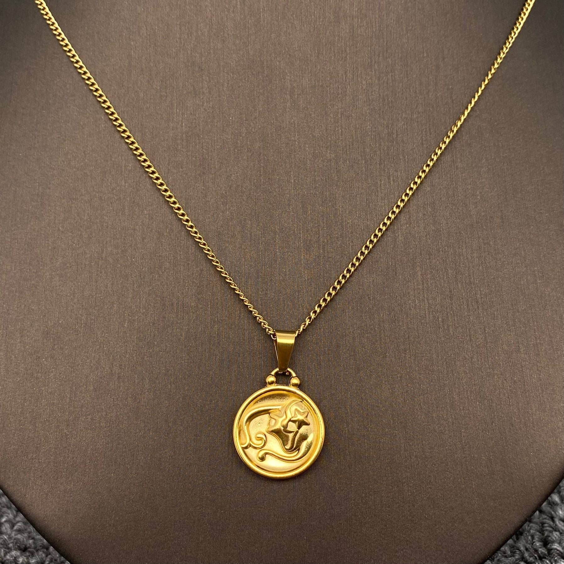 Mio Queena – Engroshandel Halskæde med vedhæng – Zodiac 12 stjernetegn halskæde i 18K guldbelagt rustfrit stål - Mio Queena9