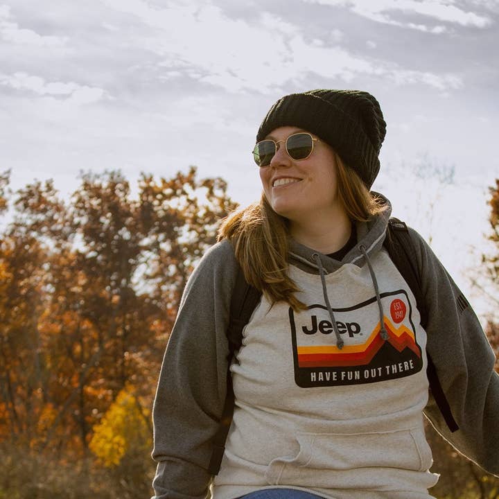 Jeep® Have Fun Out There Vintage Hoodie für Herren, Grau/Natur für den Großhandel von Detroit Shirt Co.