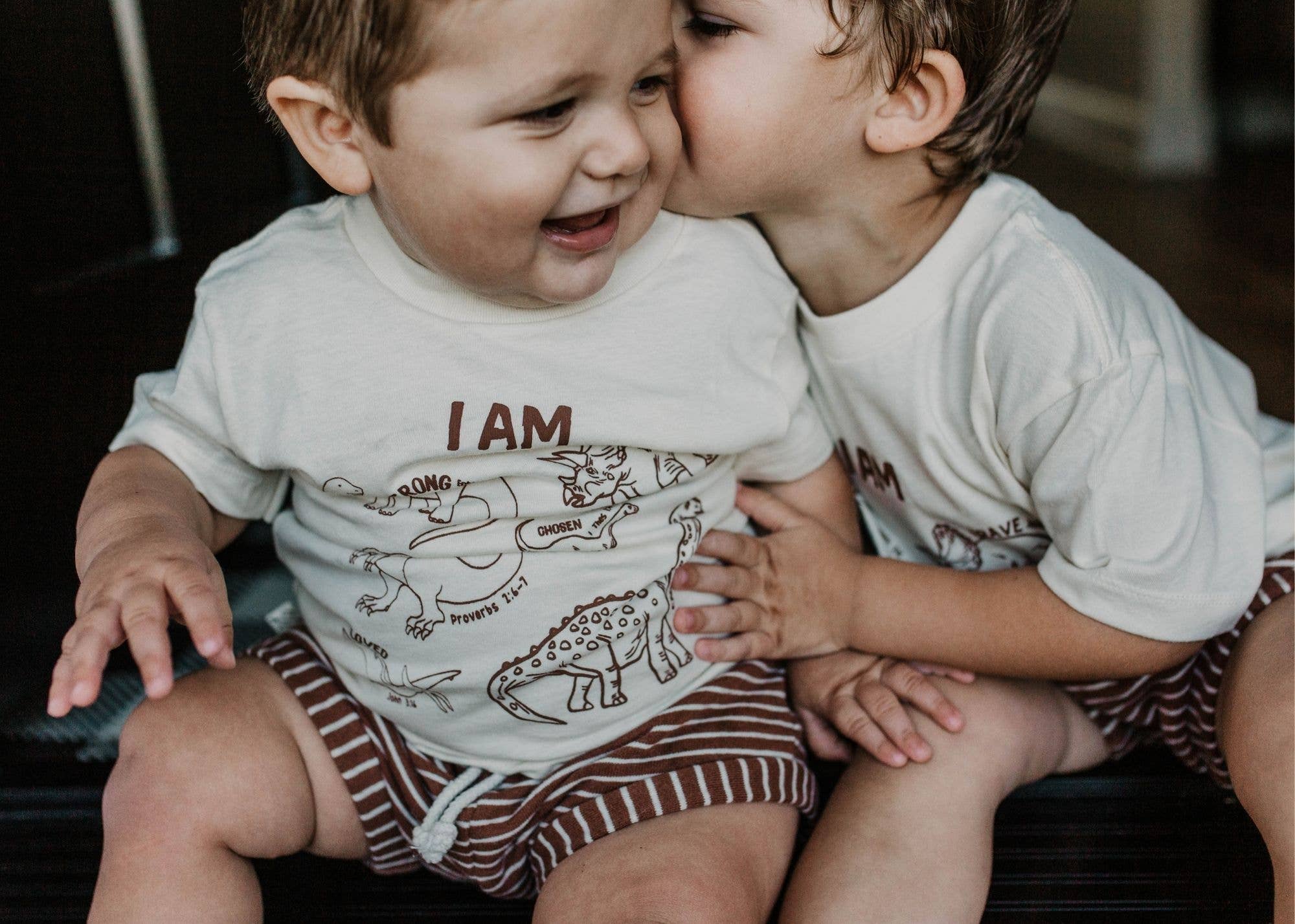 Little & Brave - Vente T-shirt sérigraphié – enfant - T-shirt pour enfants Dino Affirmations chrétiennes1