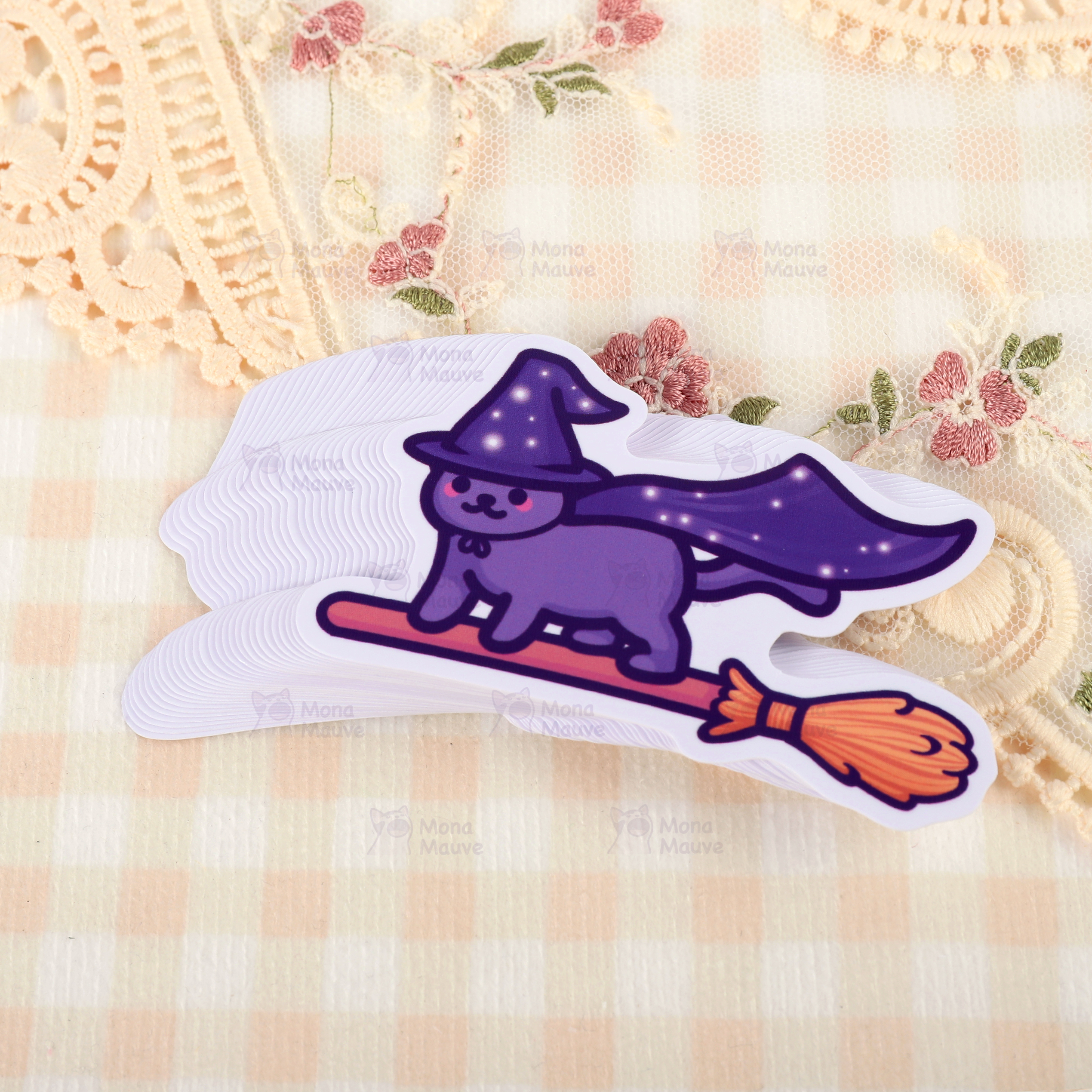 Mona Mauve • Silly Art! – Adesivo por atacado – Gato Bruxa Voando sobre uma Vassoura | Autocolante de Vinil Halloween Cat1