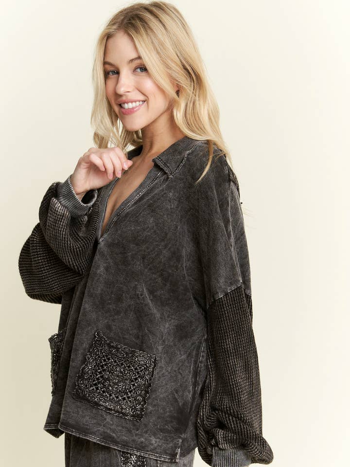 MineralWash Boho Pocket Blouse met V-hals en kraag HT5929. voor wholesale door J.Her