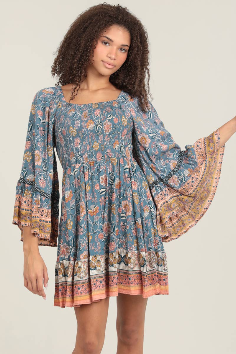 ANGIE – Großhandel Kleid – Damen – C4470-FQ75 KLEID MIT WEITEN GLOCKENÄRMELN UND GESMOKTEM MIEDER0