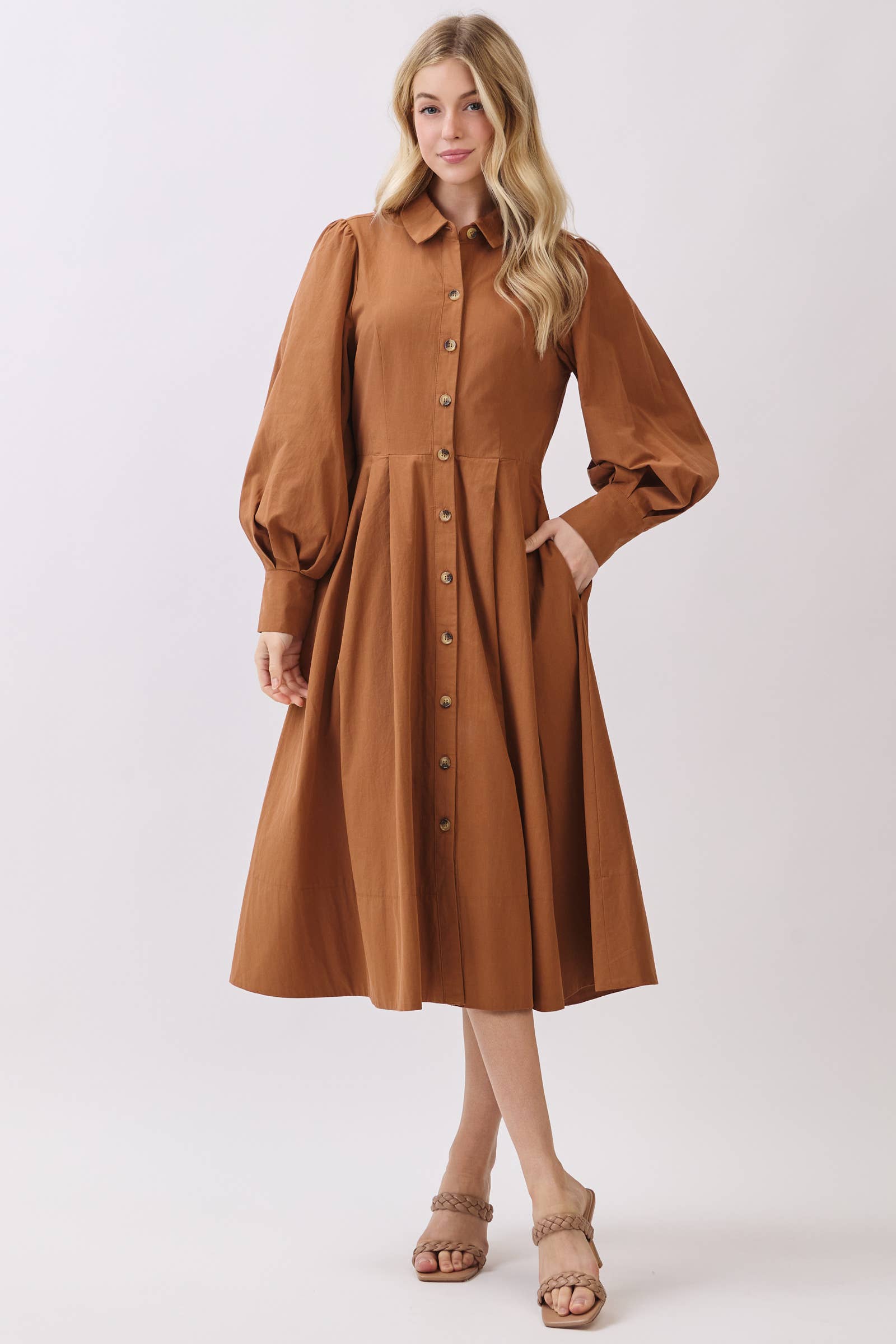 Calista – wholesale Klänning - Dam – MIDI-KLÄNNING MED KRAGE OCH LÅNGÄRMAD KNAPPSTÄNGNING - VD608316