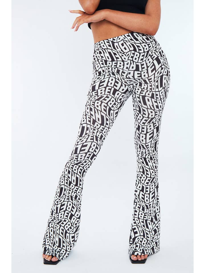 Nero Pantaloni svasati con stampa ribelle bianca nera - Indy in vendita all'ingrosso su Faire1