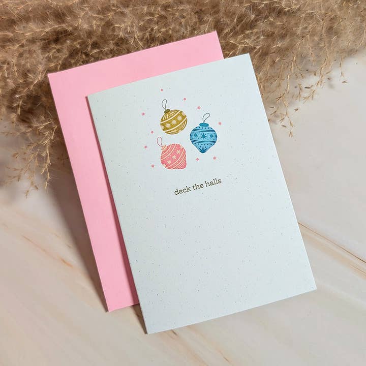 Carte de vœux de vacances avec mini-ornement "Deck the Halls" pour la vente par Cheeky Peach Designs