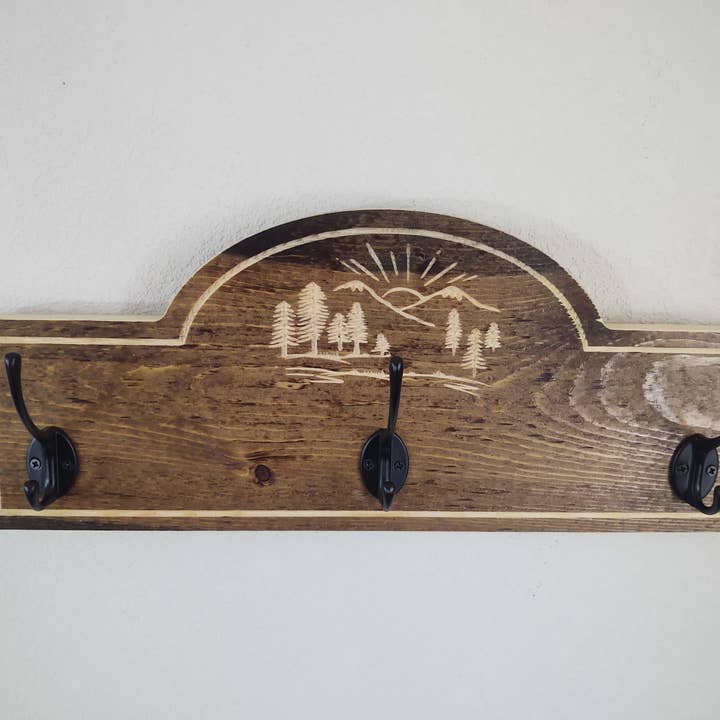 Porte-manteau - Scène de montagne pour la vente par Knotty Pine Woodworks