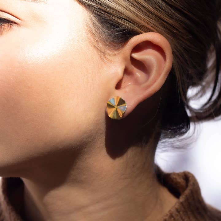 Runda texturerat örhängen för wholesale av Lacosta Jewelry Corp