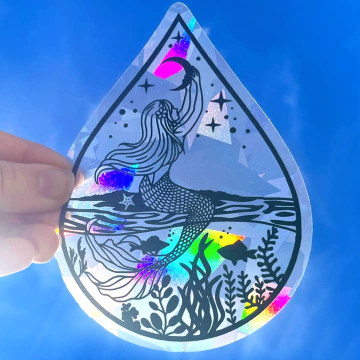 Attrape-soleil sirène pour fenêtre, décalcomanie créatrice d'arc-en-ciel océan. pour la vente par Art by Sharell