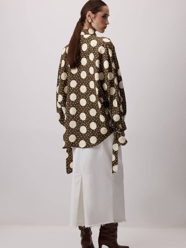 Khaki SKJORTE MED BALLONÆRMER I POLKAPRIKKET MØNSTER for engroshandel på Faire3