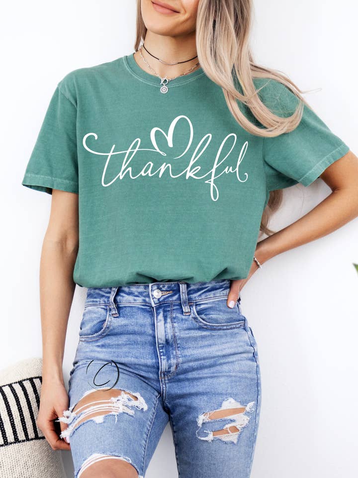 Maglietta grafica con cuore grato per la vendita all'ingrosso da parte di CMD Wholesale