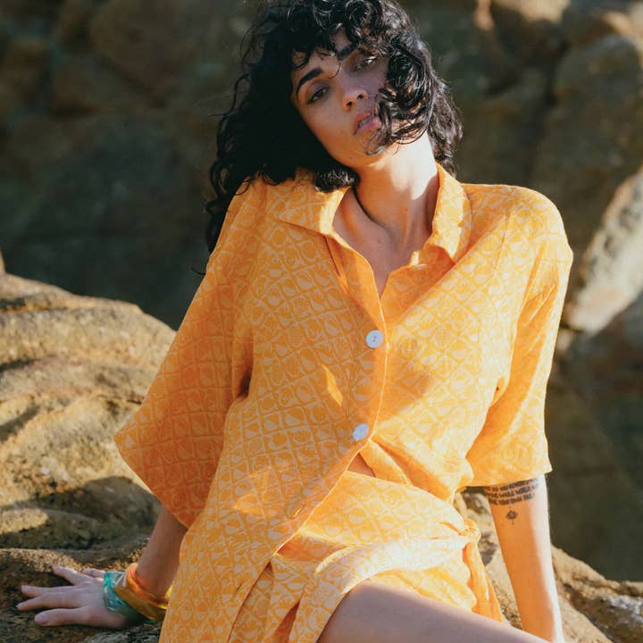 Marigold button-downskjorta för wholesale av Barefoot Blonde Collection