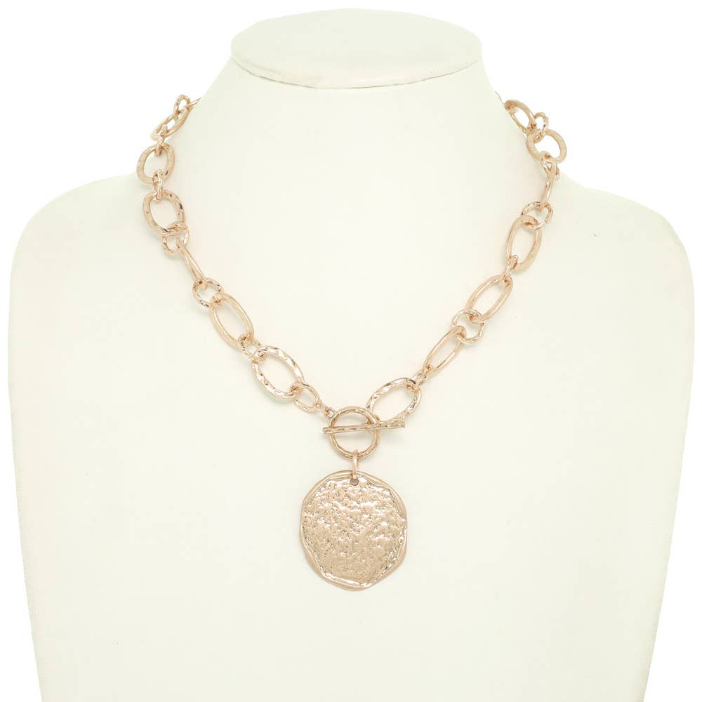 anbfashion - Venta al por mayor Collares con colgantes/abalorios - Collar ovalado de metal con moneda de metal martillado y cierre de palanca 22