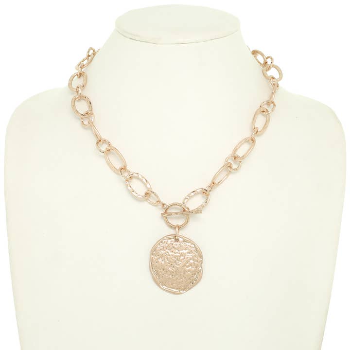 anbfashion - Venta al por mayor Collares con colgantes/abalorios - Collar ovalado de metal con moneda de metal martillado y cierre de palanca 22