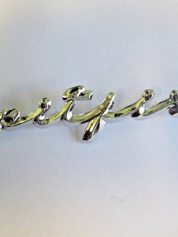 Emblema Spitfire Script Triumph cromado 621468 por atacado de jungle brands ltd