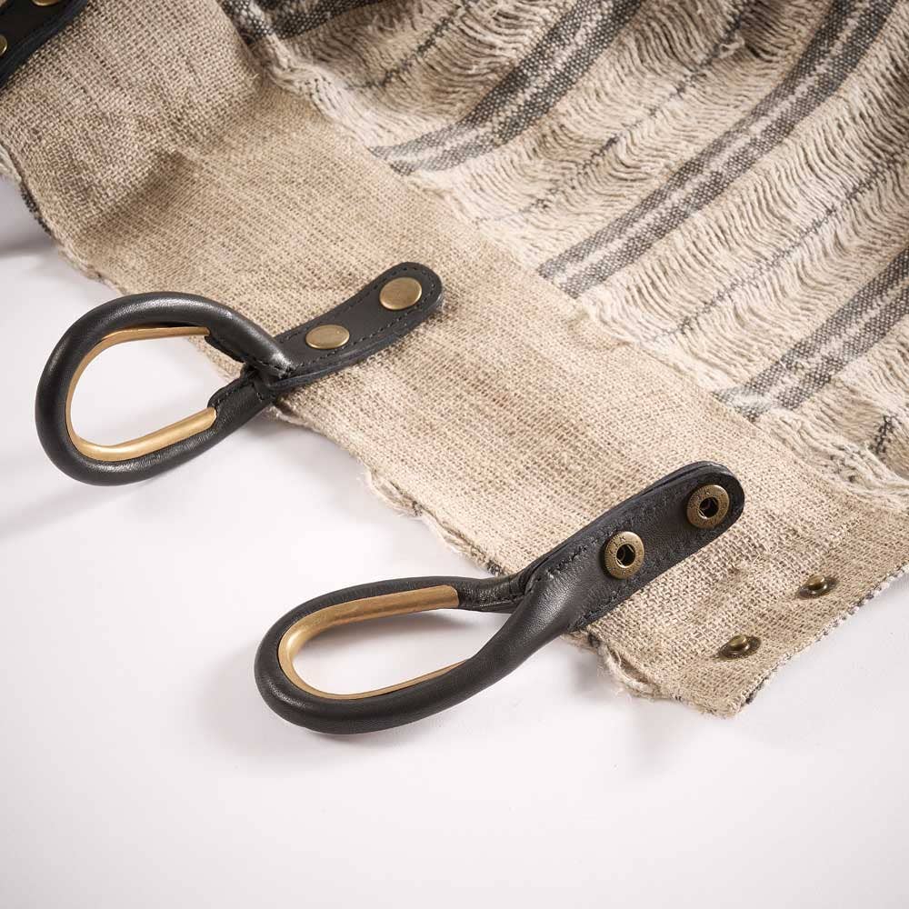 Naturlig Jakob hørgardin med naturlige og kulstribede detaljer og læderstropper for engroshandel på Faire4