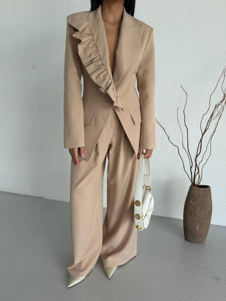 Ensemble Blazer à Volants et Pantalon Large, Costume 2 Pièces pour la vente par Design company-Fatma Balkir