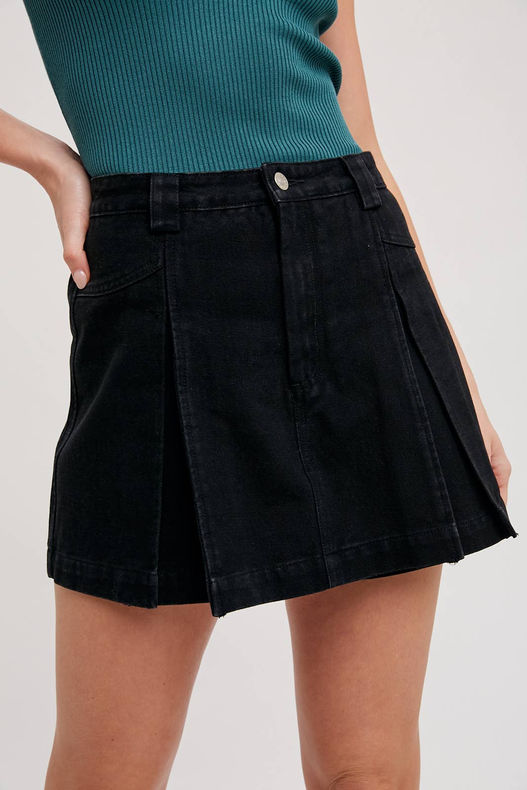 Bluivy - Venta al por mayor Falda pantalón - Mujer - PANTALONES CORTOS DE MEZCLILLA CON PLIEGUES EN LA PARTE DELANTERA4