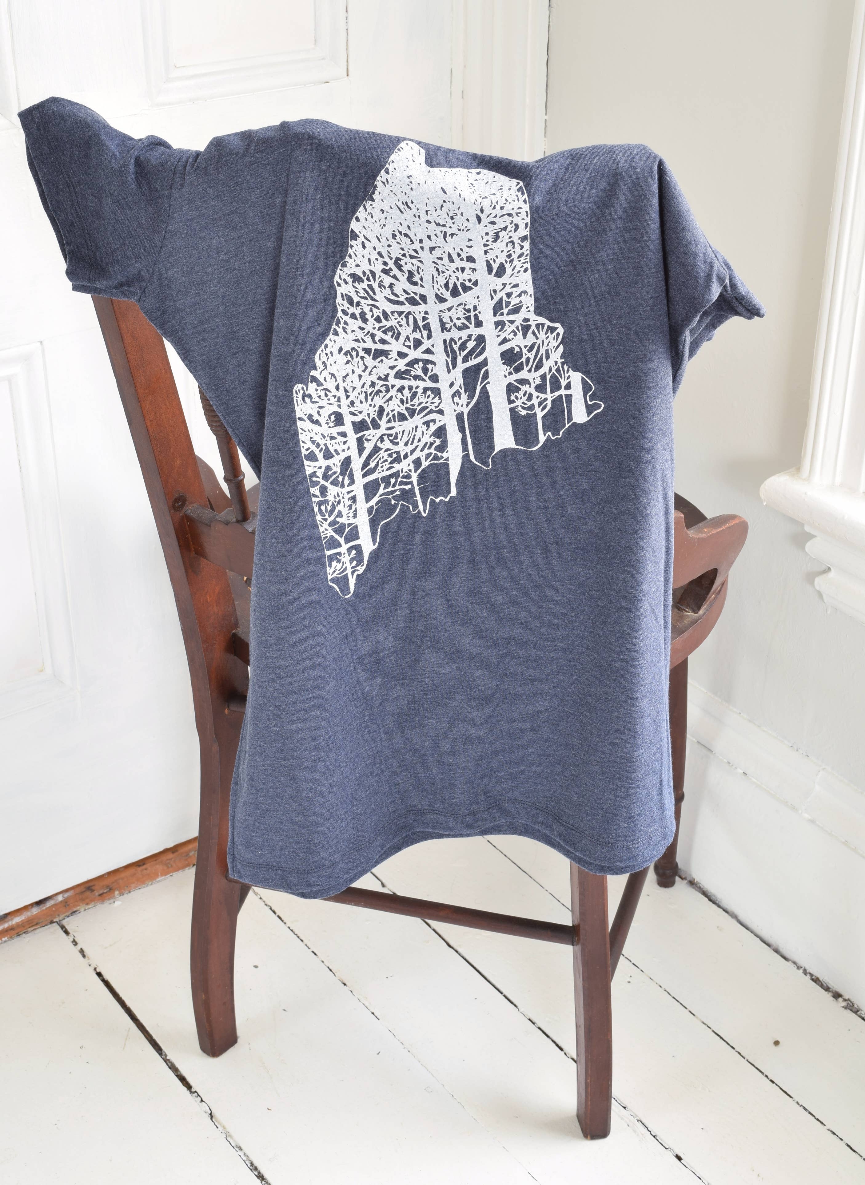 Hearth and Harrow – Großhandel T-Shirt mit Siebdruck – Damen – Damen Bio-Maine T-Shirt in Weiß auf Dunkelblau/Grau2