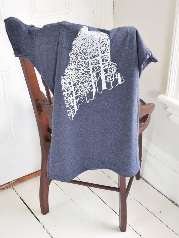 Hearth and Harrow – Großhandel T-Shirt mit Siebdruck – Damen – Damen Bio-Maine T-Shirt in Weiß auf Dunkelblau/Grau2