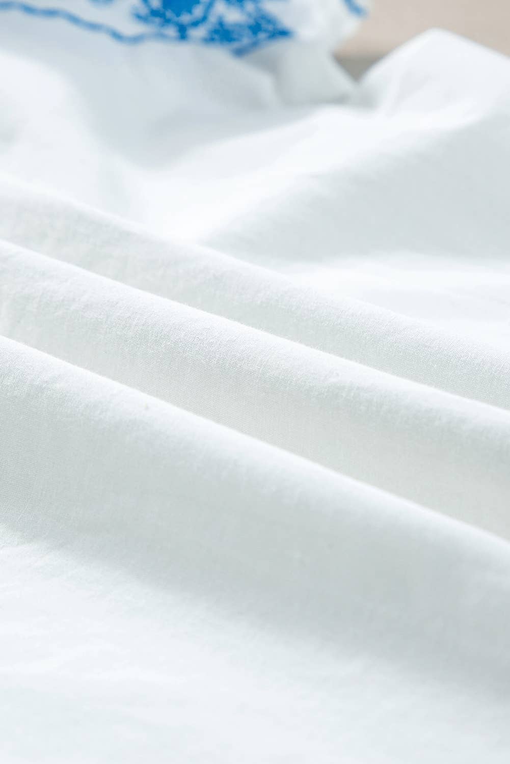 Blanc Blouse brodée à manches volantées et col volanté en vente sur Faire6