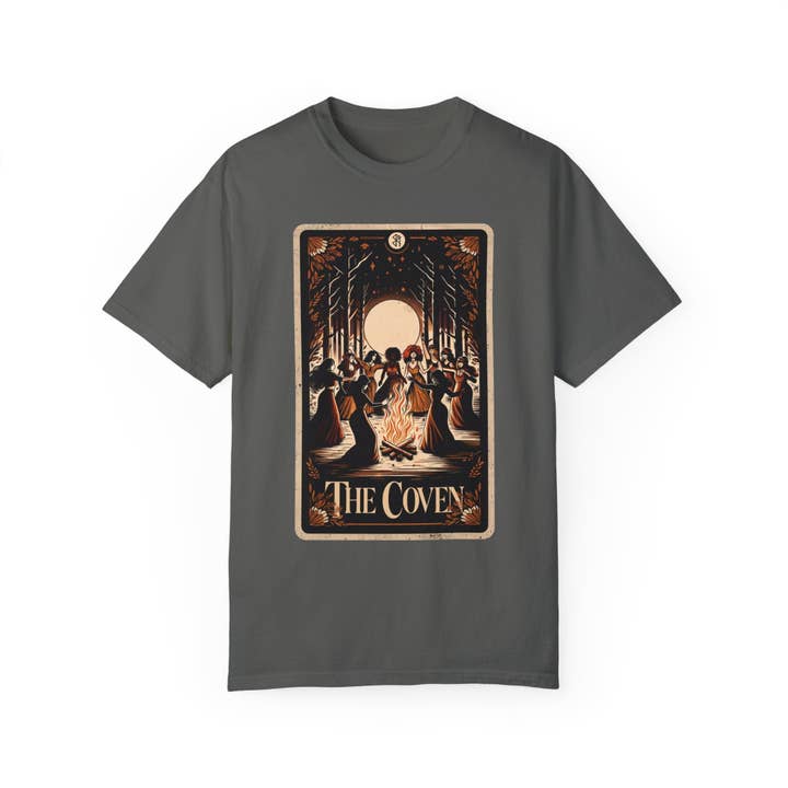 Goth Cloth Co. – Engroshandel Grafisk t-shirt - Unisex – Den Bekvemme Coven Tarotkort T-shirt