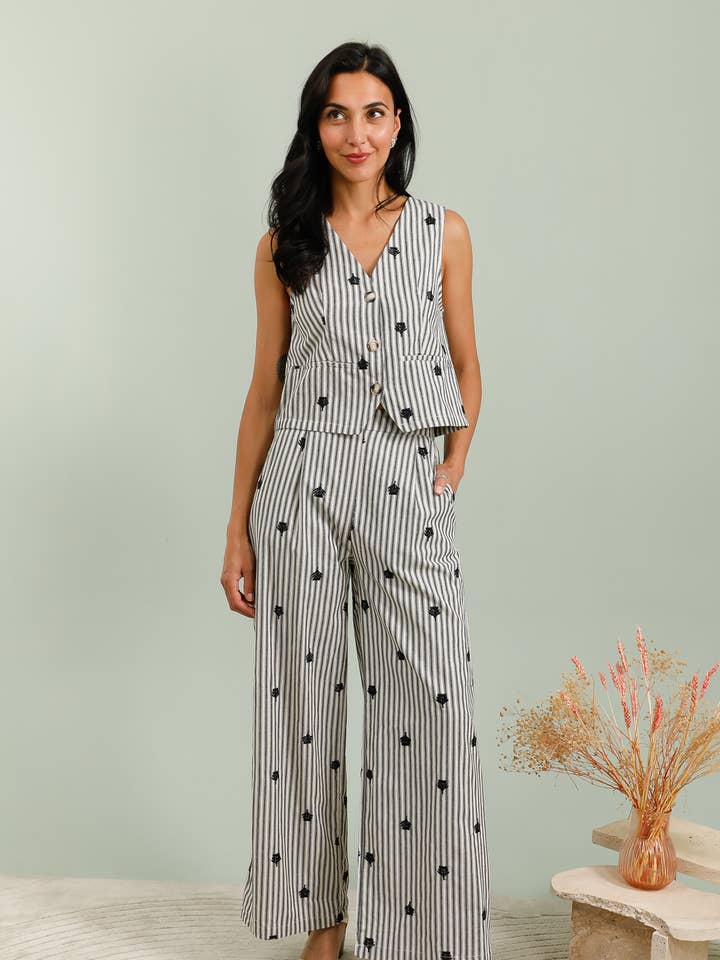 Ärmellose Baumweste mit Streifen und Stickereien 90377 für den Großhandel von INSPIRATION STUDIO