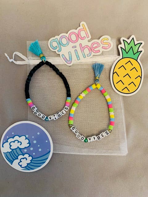 Bracelet en perles Good Vibes pour la vente par Whitney & Willow Collection