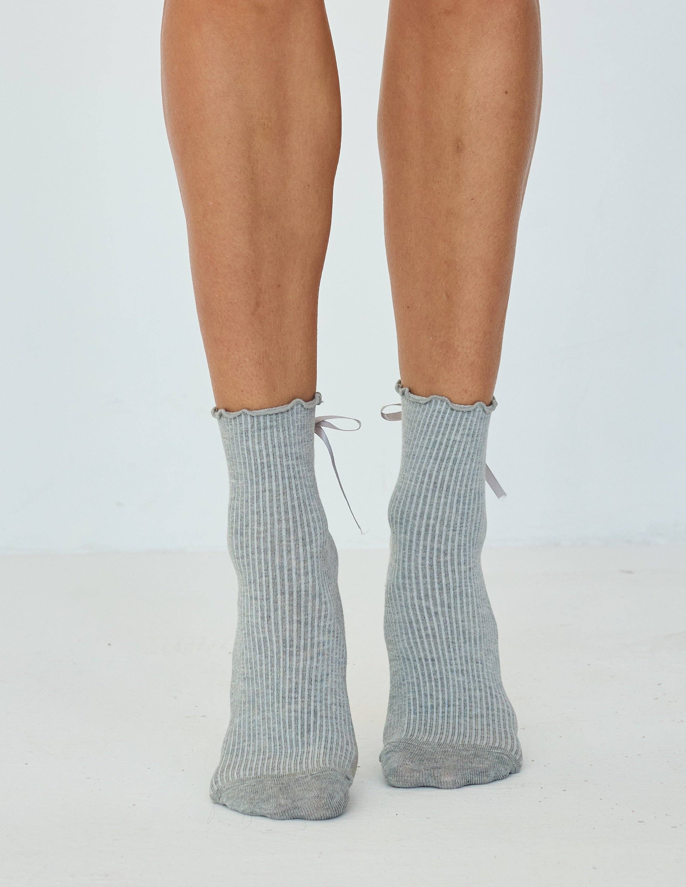 LUCKY HONEY – Engroshandel Strømper - Dame – The Juliet gripstrømpe med flæsekant og satin sløjfe5