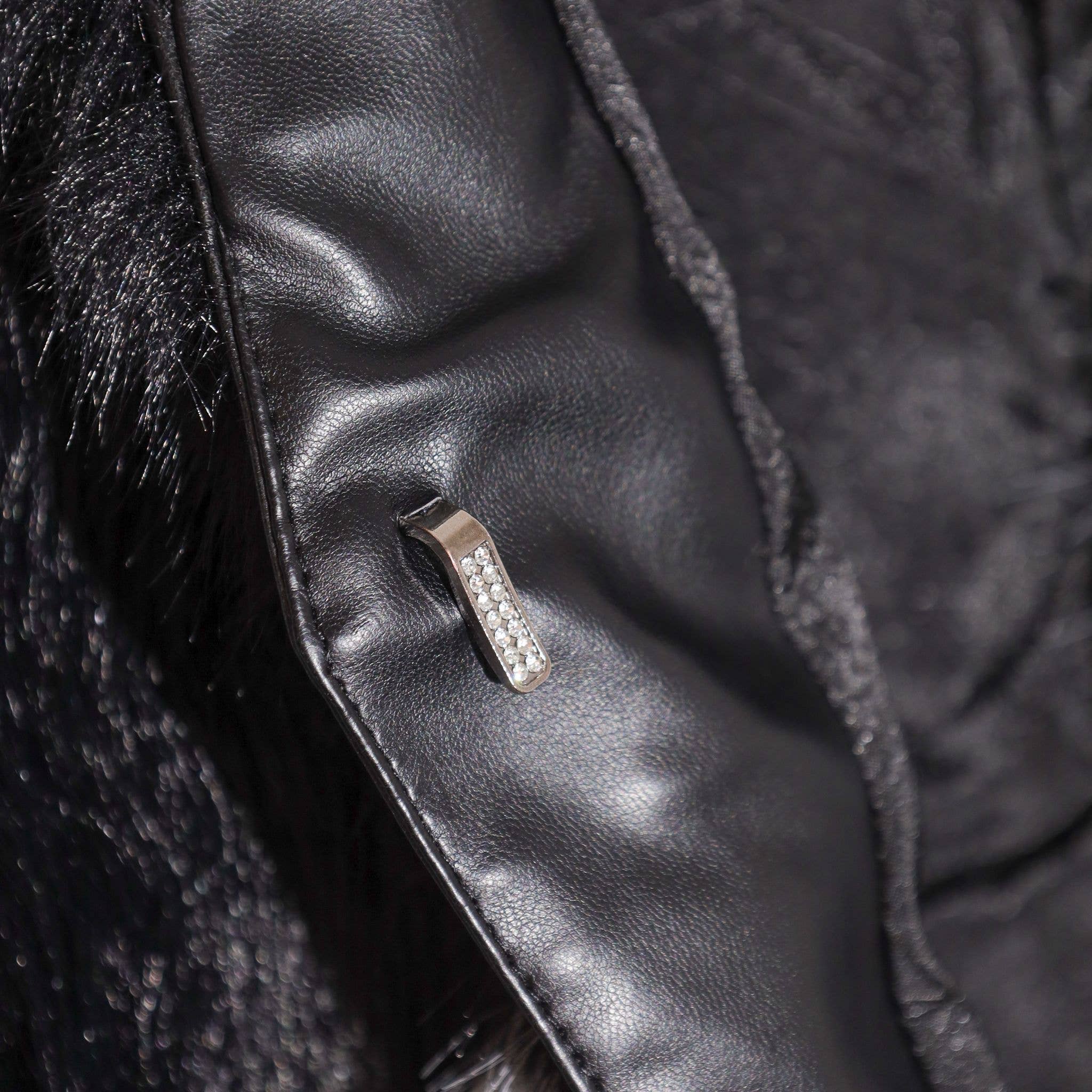 PEACH ACCESSORIES - Vente Veste sans manches – femme - Gilet en fausse fourrure avec accents géométriques et fermoir orné de bijoux DH074