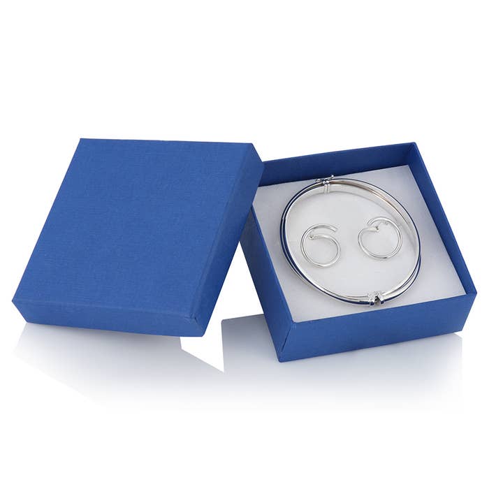 Ensemble bracelet et créoles Crossover pour la vente par Gold & Honey