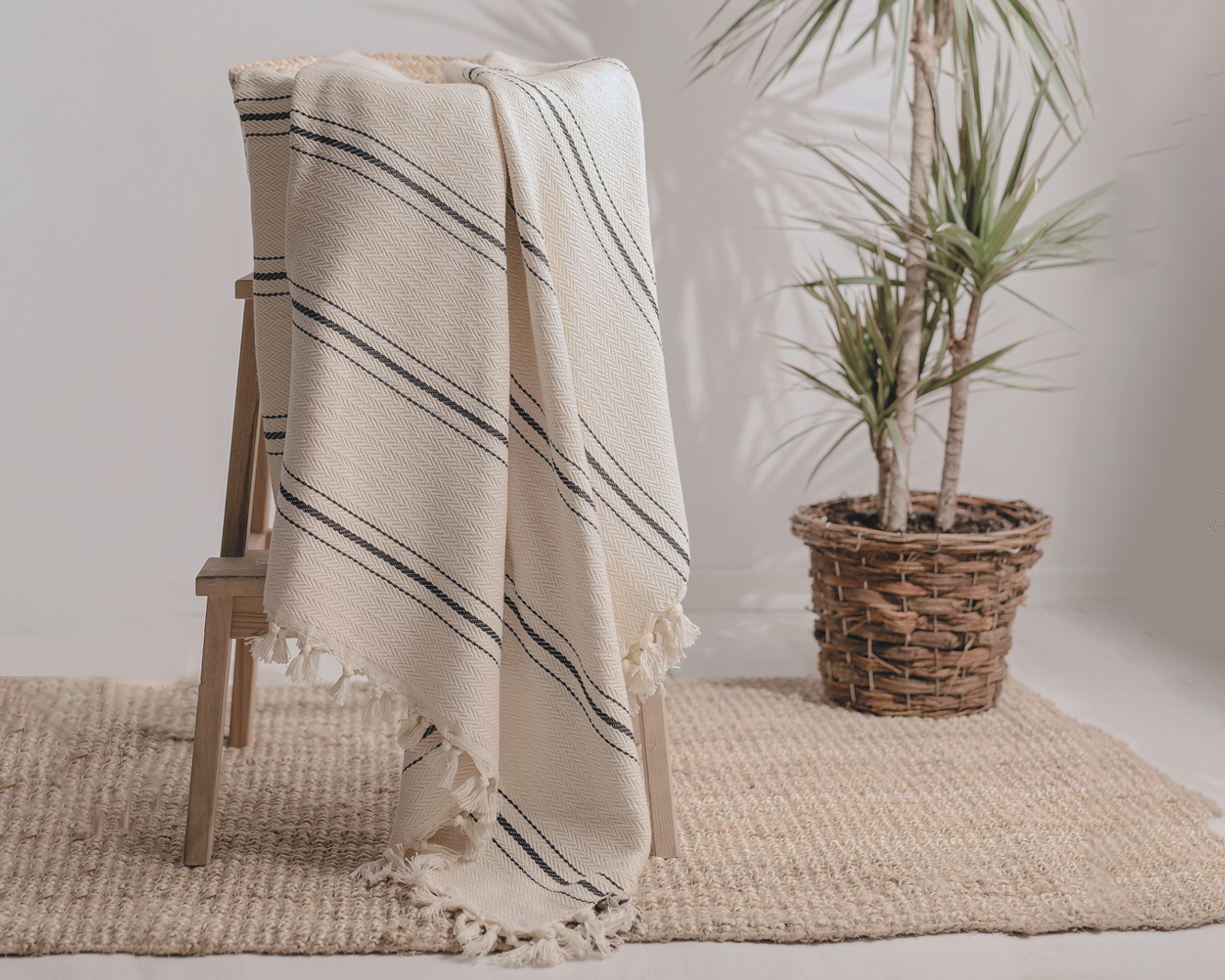 Moa - Wholesale Throw Blanket - Minimalist 100% Cotton Throw Blankets & Bedspreads2