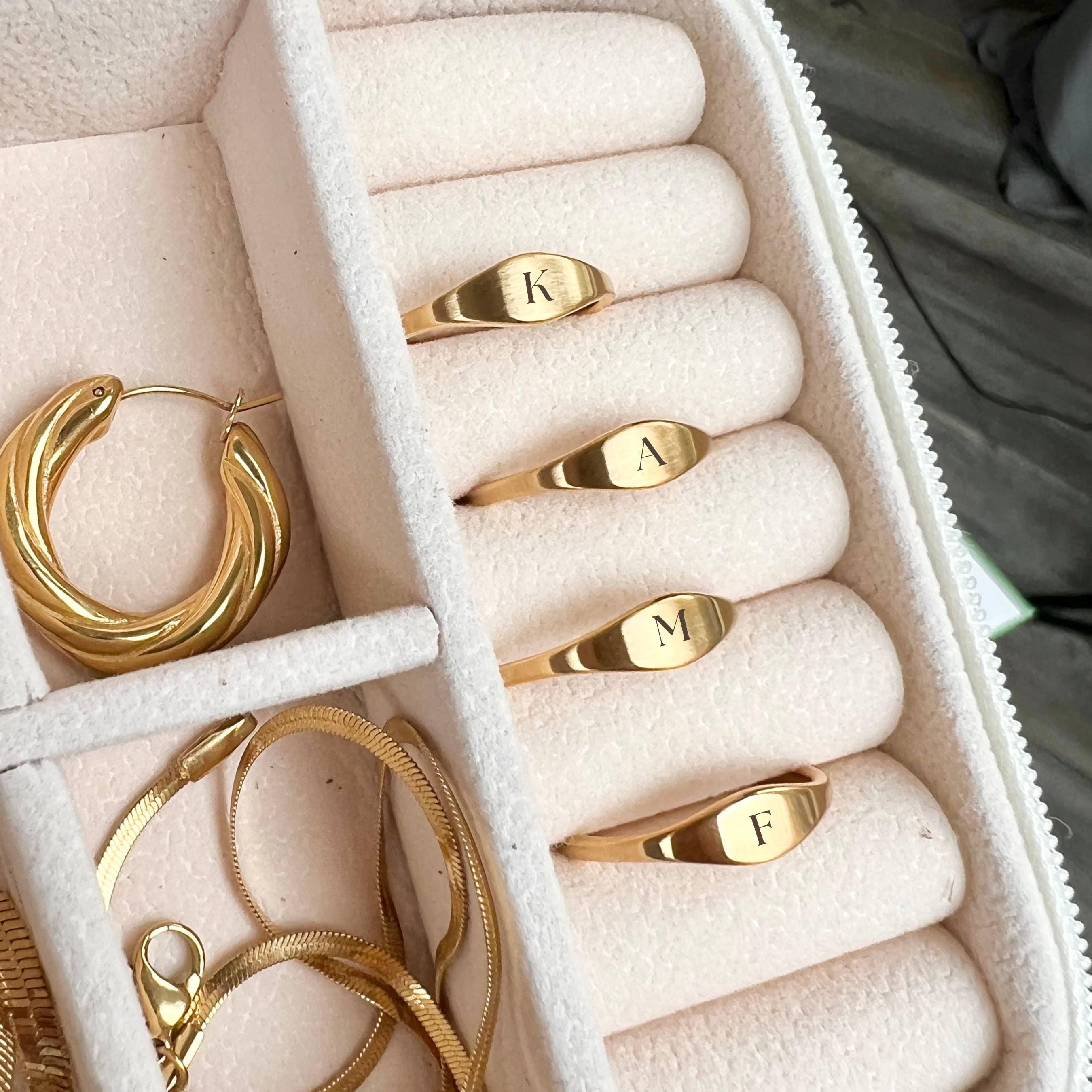 Rossie Jewellery – Großhandel Siegelringe – Personalisierter Siegelring mit graviertem Goldbuchstaben0